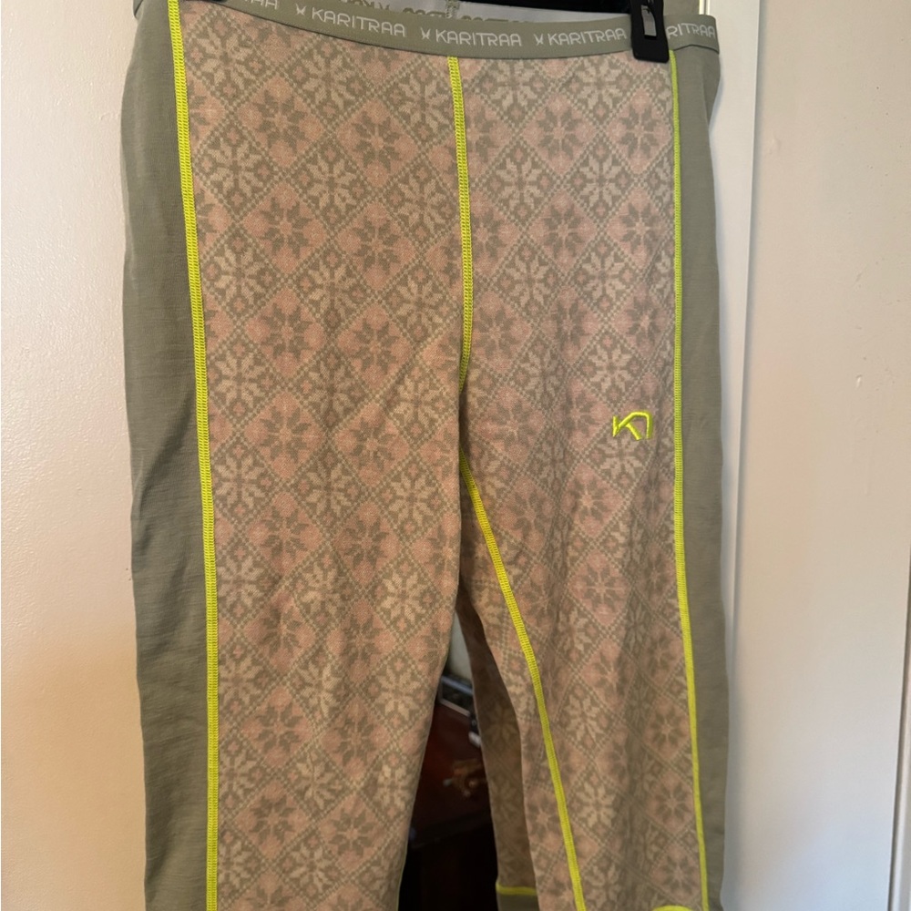 EUC XL Kari Traa Women's Capris - sage green and light pink snowflake Pattern